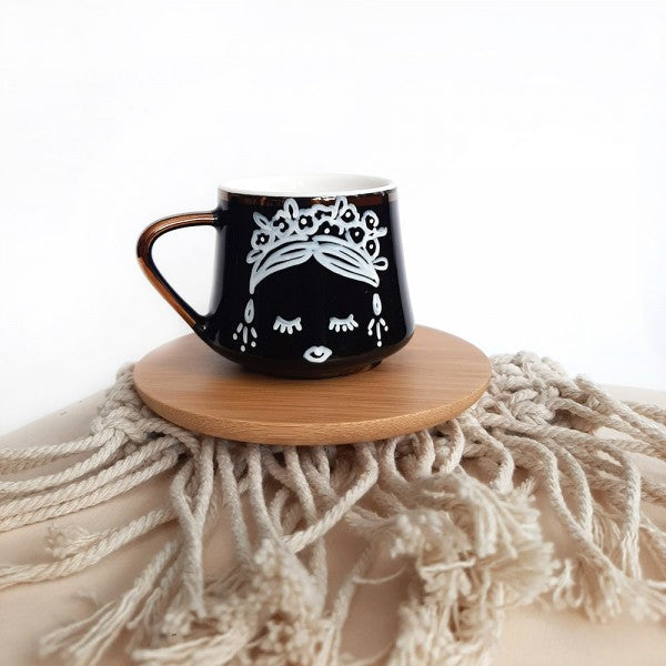 Црна шолја со дрвена тацна | Фрида | Тиноски